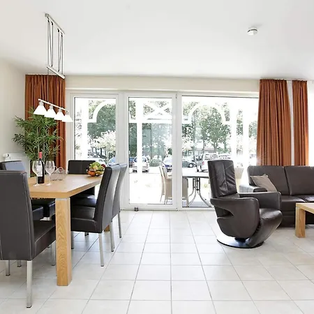 6 Person In Apartament