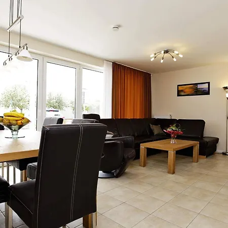 6 Person In Apartament