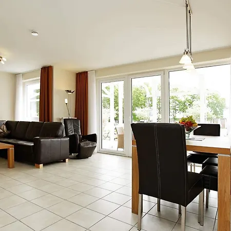 6 Person In Apartament