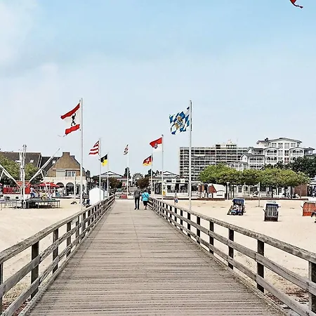 6 Person In Apartament